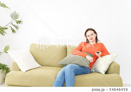 家でテレビを見る女性 家でテレビを見る女性 54646459