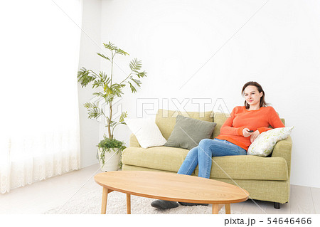 家でテレビを見る女性 家でテレビを見る女性 54646466
