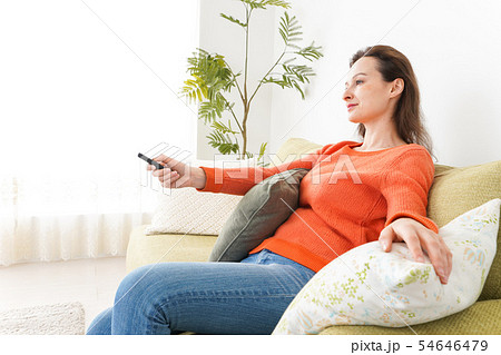 家でテレビを見る女性 家でテレビを見る女性 54646479