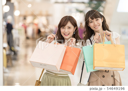 ショッピングモール アパレル 買い物 女性 人物 ショッピングモール アパレル 買い物 女性 人物 54649196