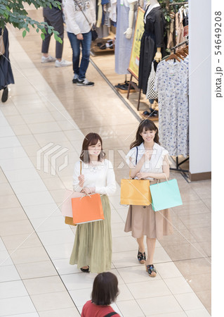 ショッピングモール　アパレル　買い物　女性　人物 54649208