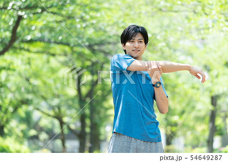 ジョギング エクササイズ 若い男性イメージ 54649287