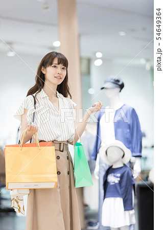 ショッピングモール　アパレル　買い物　女性　人物 54649364