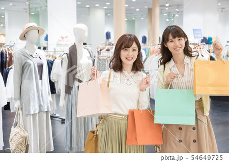 ショッピングモール　アパレル　買い物　女性　人物 54649725