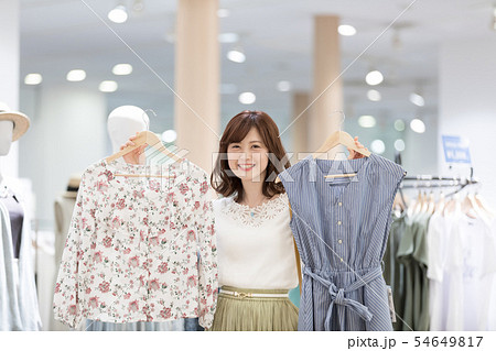 ショッピングモール　アパレル　買い物　女性　人物　選ぶ　迷う　優柔不断 54649817