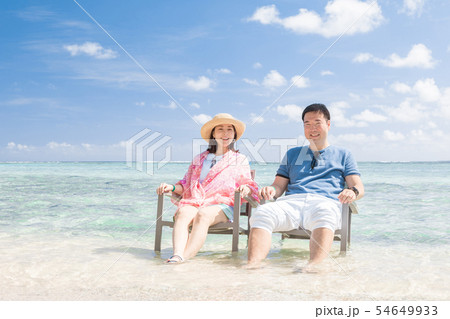 海外旅行イメージ　ビーチ　海　人物 54649933