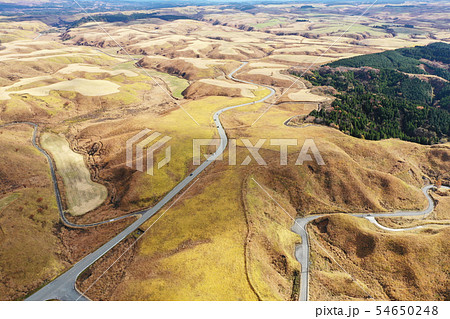 ミルクロード沿いの高原の空撮 54650248