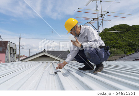 建物 屋根 点検する作業員 外壁塗装 リフォーム 建物 屋根 点検する作業員 外壁塗装 リフォーム 54651551
