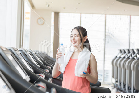 フィットネスジム スポーツジム ランニングマシーン 女性 フィットネスジム スポーツジム ランニングマシーン 女性 54652888