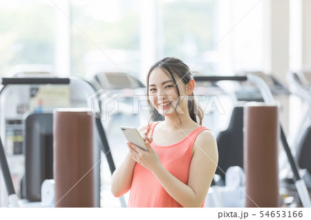 フィットネスジム スポーツジム 女性 スマートフォン アプリ 体調管理 フィットネスジム スポーツジム 女性 スマートフォン アプリ 体調管理 54653166