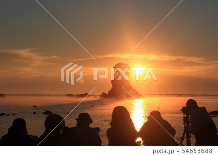 雨晴海岸で日の出を待つ 54653688