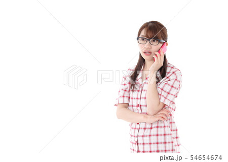 スマホとパジャマ姿の若い女性 スマホとパジャマ姿の若い女性 54654674