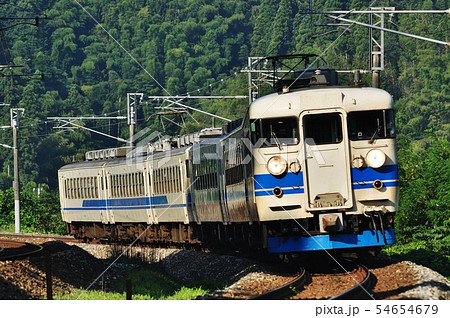 北陸本線、津幡・倶利伽羅間を走る普通列車(455系) 北陸本線、津幡・倶利伽羅間を走る普通列車(455系) 54654679