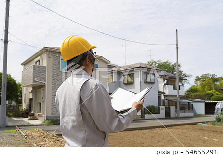 新興住宅街に立つヘルメットの男性 宅地開発 現地調査 メモ 新興住宅街に立つヘルメットの男性 宅地開発 現地調査 メモ 54655291