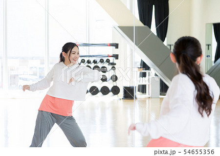 ダンサー　ヒップホップ　スタジオ　フィットネスジム　スポーツジム　 54655356