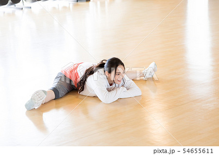 体操　柔軟　ダンサー　ヒップホップ　スタジオ　フィットネスジム　スポーツジム 54655611