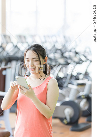 フィットネスジム　スポーツジム　女性　スマートフォン　アプリ　体調管理 54655618