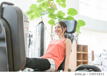 フィットネスジム　スポーツジム　女性　レッグプレス 54655631