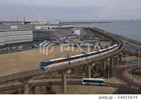 ［HND］羽田空港を行く東京モノレールとターミナル間無料連絡バス 54655674