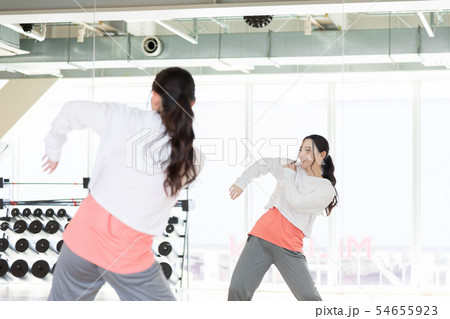 ダンサー　ヒップホップ　スタジオ　フィットネスジム　スポーツジム　 54655923