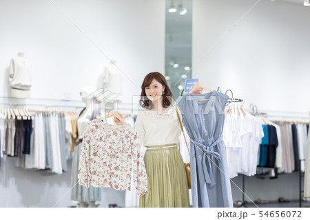 ショッピングモール　アパレル　買い物　女性　人物　選ぶ　迷う　優柔不断 54656072