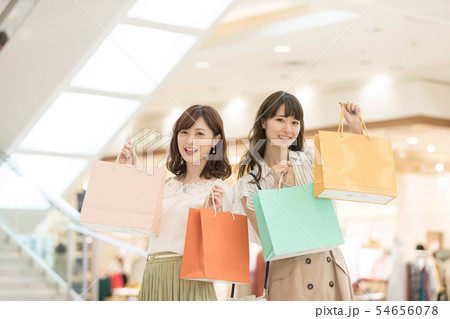 ショッピングモール アパレル 買い物 女性 人物 ショッピングモール アパレル 買い物 女性 人物 54656078