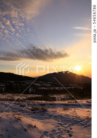 弥陀ヶ原と鍬崎山と夕日(弥陀ヶ原から撮影) 弥陀ヶ原と鍬崎山と夕日(弥陀ヶ原から撮影) 54656786