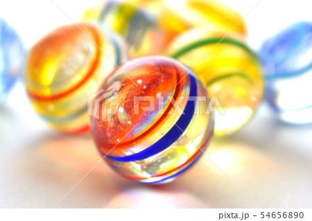 カラフルな綺麗なビー玉の写真素材 カラフルな綺麗なビー玉の写真素材