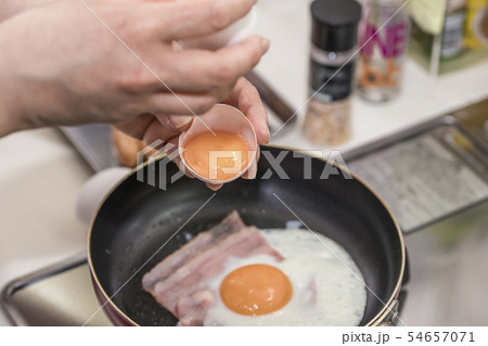 【目玉焼き作り】 54657071