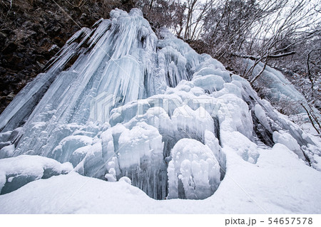 雪化粧した氷柱 雪化粧した氷柱 54657578