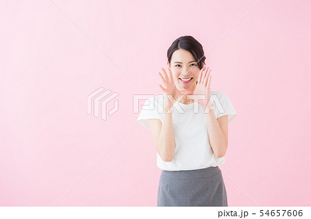 ビジネス　20代女性（ピンク色背景） 54657606