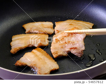 豚 肉 バラ 定食 焼肉 生姜焼 食事 味噌汁 みそしる ごはん キャベツ 料理 調理 フライパン 豚 肉 バラ 定食 焼肉 生姜焼 食事 味噌汁 みそしる ごはん キャベツ 料理 調理 フライパン 54657612