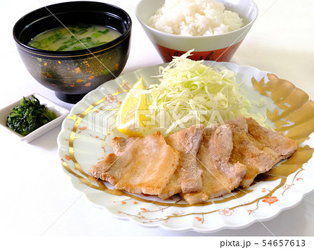 豚 肉 バラ 定食 焼肉 生姜焼 食事 味噌汁 みそしる ご飯 ごはん キャベツ 料理 夕食 54657613