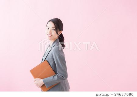 スーツの20代女性（ピンク色背景） 54657690
