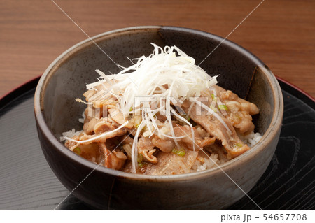 豚バラのネギ塩焼き丼 豚バラのネギ塩焼き丼 54657708