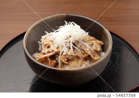 豚バラのネギ塩焼き丼 54657709