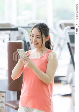フィットネスジム スポーツジム 女性 スマートフォン アプリ 体調管理 フィットネスジム スポーツジム 女性 スマートフォン アプリ 体調管理 54658609