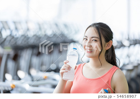 フィットネスジム　スポーツジム　女性　ペットボトル　水　給水　休憩 54658907