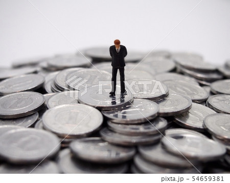 1円玉と悩む男性 54659381