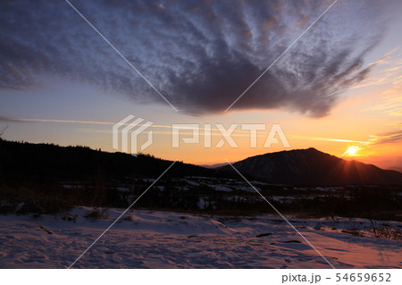 弥陀ヶ原と鍬崎山と夕日(弥陀ヶ原から撮影) 弥陀ヶ原と鍬崎山と夕日(弥陀ヶ原から撮影) 54659652