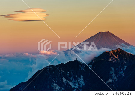 甲斐駒ヶ岳から見る夕暮れの富士山と鳳凰山 甲斐駒ヶ岳から見る夕暮れの富士山と鳳凰山 54660528
