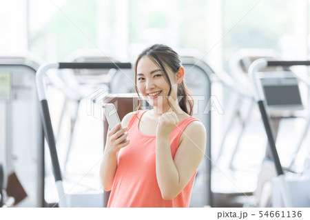 フィットネスジム スポーツジム 女性 スマートフォン アプリ 体調管理 フィットネスジム スポーツジム 女性 スマートフォン アプリ 体調管理 54661136