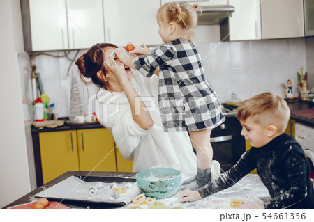 Cute family prepare the breakfest in a kitchen 54661356