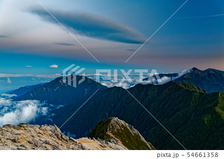 甲斐駒ヶ岳から見る残照の鳳凰山・北岳と富士山 54661358