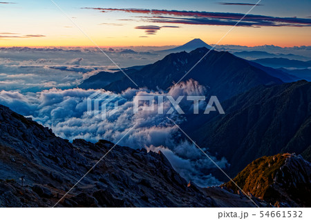 甲斐駒ヶ岳から見る夜明けの富士山と鳳凰山 54661532
