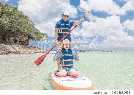 海外旅行イメージ　海　人物　サップ　レジャー 54662003