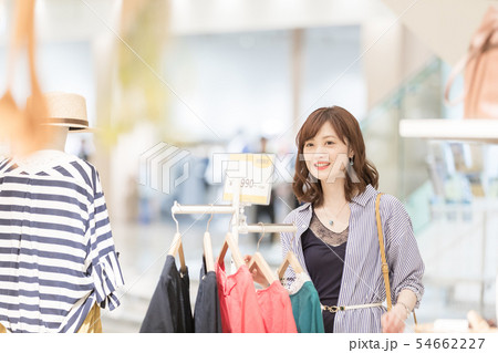 ショッピングモール アパレル 買い物 女性 人物 ショッピングモール アパレル 買い物 女性 人物 54662227