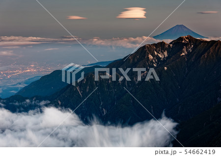 甲斐駒ヶ岳山頂から見る残照の鳳凰山・富士山と甲府盆地の夜景 54662419