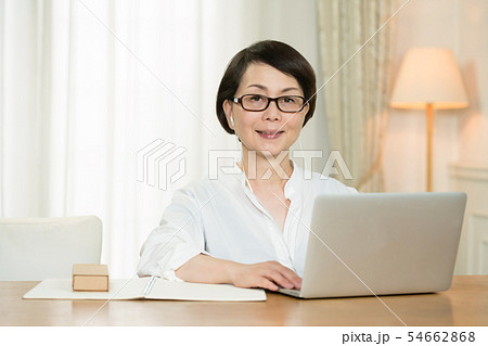 在宅ワークをするミドル女性 54662868