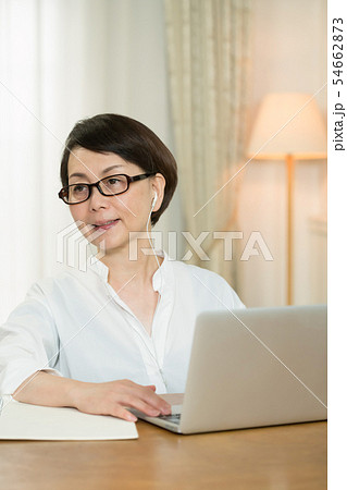 在宅ワークをするミドル女性 54662873